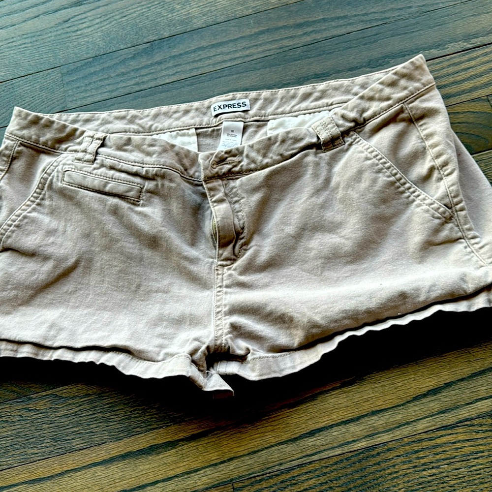 Woman’s Express kaki shorts